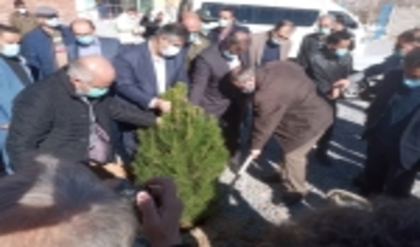 استاندار مرکزی همزمان با ایام الله دهه مبارک فجرانقلاب اسلامی در شازند نهال کاشت. 