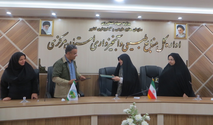 امضای تفاهم نامه همکاری ادارات کل منابع طبیعی و آبخیزداری و کتابخانه‌های عمومی استان مرکزی