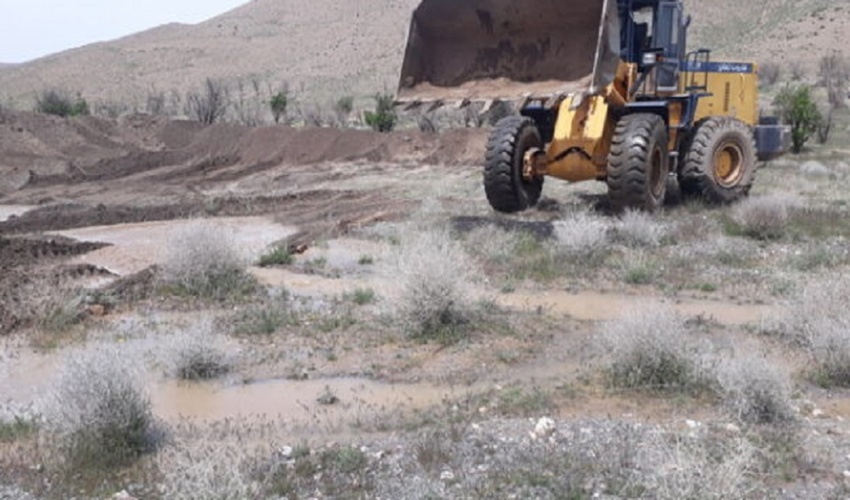 عملیات اجرای ترمیم و مرمت بندخاکی روستای ساقی شهرستان اراک آغاز شد.