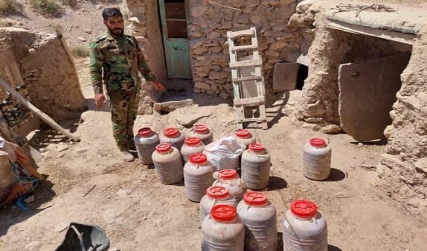 محموله غیر مجاز شیره گیاه باریجه در شهرستان تفرش کشف شد