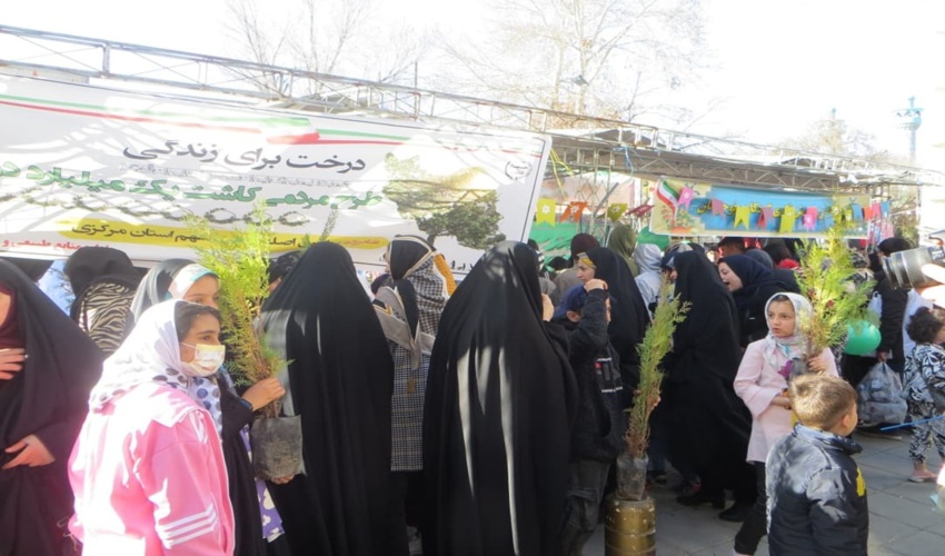 توزیع سیصد اصله نهال در همایش کودکان مهدوی شهر اراک 