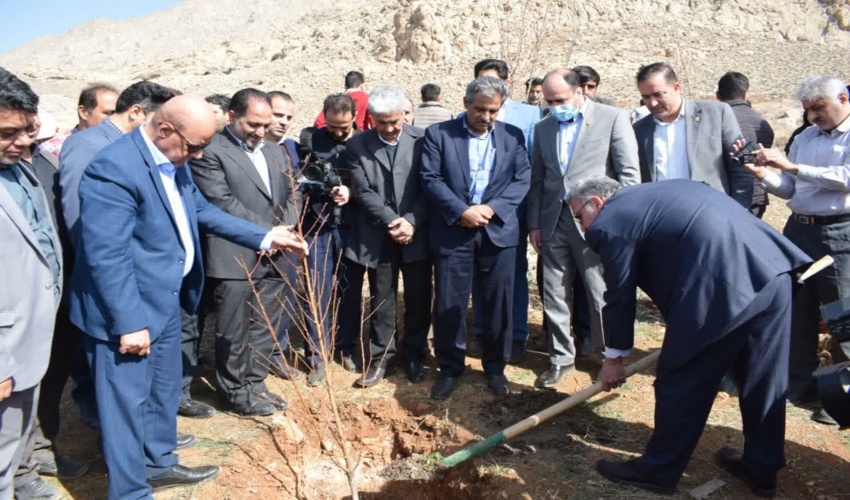 مراسم درختکاری چهارمین روز از هفته منابع طبیعی در  تصفیه خانه شهرستان آشتیان 