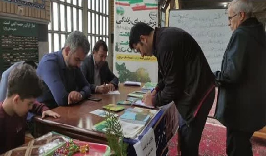 برپایی میز خدمت اداره منابع طبیعی و آبخیزداری محلات در نماز جمعه شهرمحلات