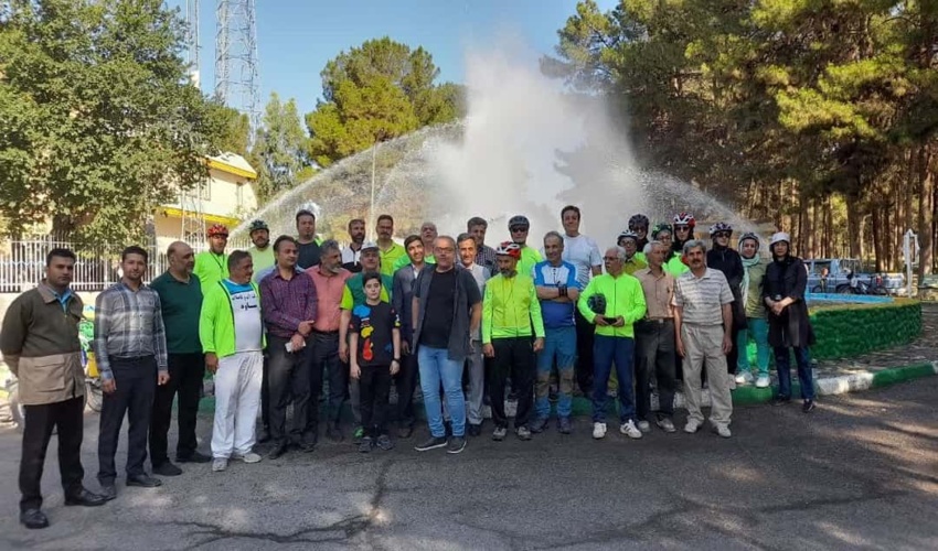 پاکسازی محوطه پارک جنگلی شهید چمران شهرستان ساوه از زباله های پلاستیکی 