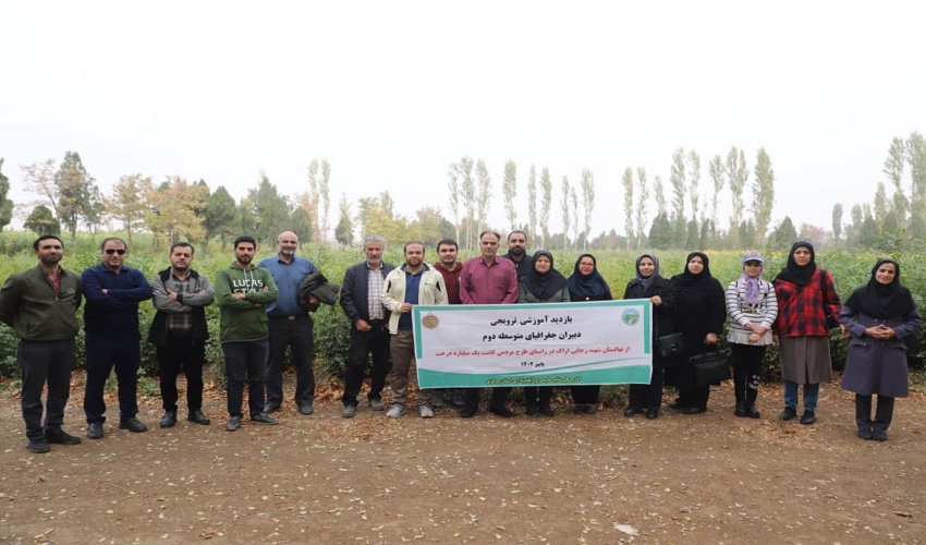 بازدید دبیران جغرافیای متوسطه دوم آموزش و پرورش استان از نهالستان شهید رجایی شهرستان اراک 