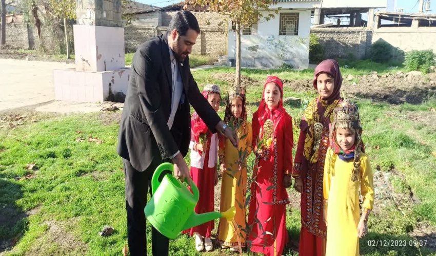 آغاز کاشت نهال طرح مردمی کاشت یک میلیارد درخت همزمان با سراسر کشور در شهرستان آشتیان