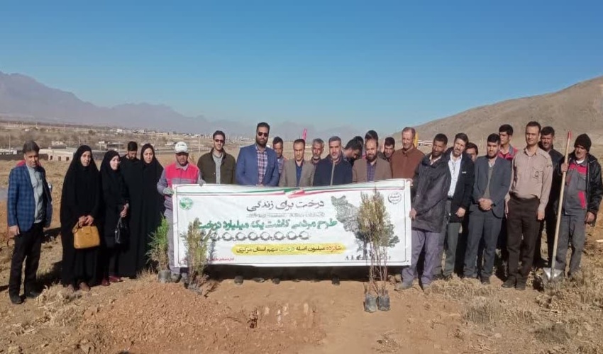 آغاز کاشت نهال طرح مردمی کاشت یک میلیارد درخت همزمان با سراسر کشور در شهرستان شازند
