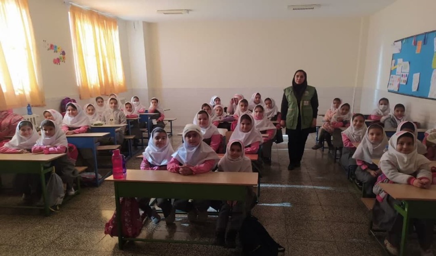 برگزاری دوره آموزشی آشنایی با درخت و درخت کاری در مدرسه شهید محمدرضا جهانسوزان شهرستان ساوه