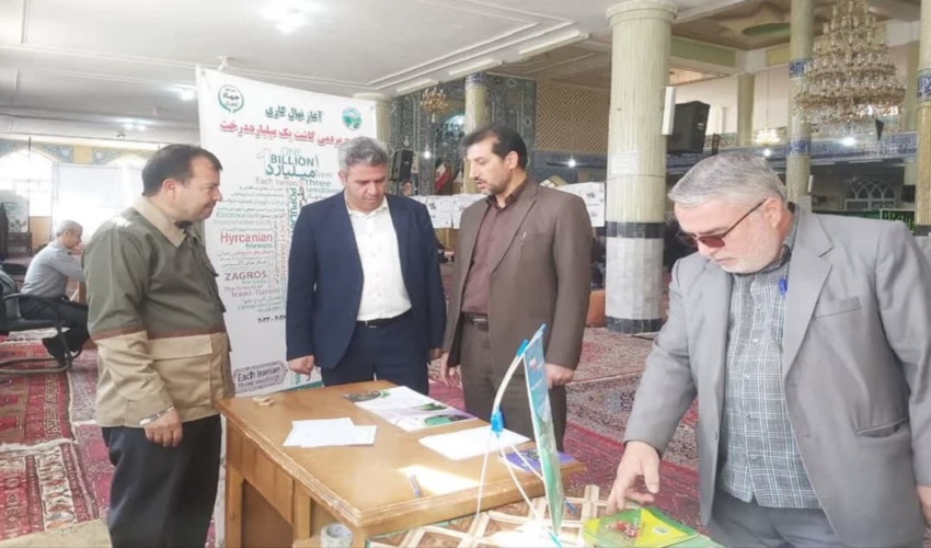 برگزاری میز خدمت اداره منابع طبیعی و آبخیزداری در نماز جمعه شهرستان آشتیان