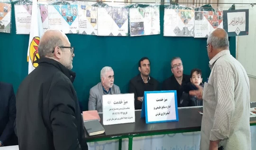 برپایی میز خدمت اداره منابع طبیعی و آبخیزداری به مناسبت دهه مبارک فجر در شهرستان تفرش