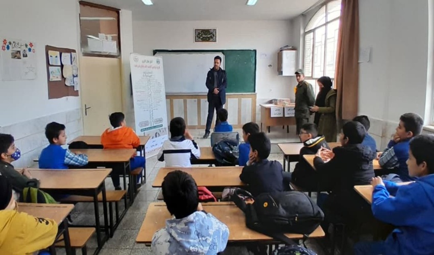 آموزش کاشت بذر سرو خمره ای در دبستان امام رضا(ع) شهرستان دلیجان