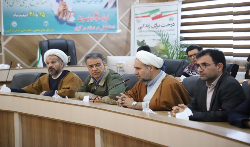 غرس نهال توسط طلاب و روحانیون در اراک