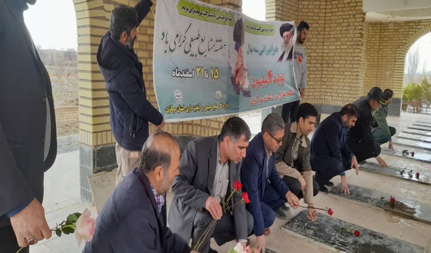 ادای احترام به خانواده شهید دستجانی فراهانی به مناسبت هفته منابع طبیعی و بزرگداشت مقام شهدا 