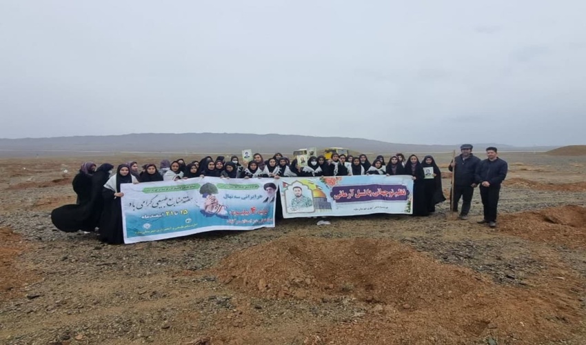 نهالکاری توسط بسیج دانش آموزان الزهرا در ساوه 