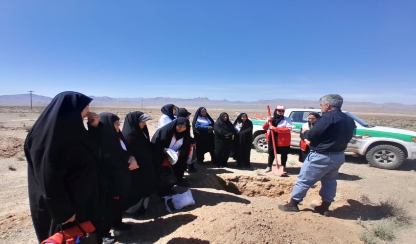 برگزاری پویش نهال کاری گونه بیابانی آتریپلکس در اراضی روستای قوچک در دلیجان