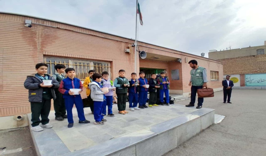 جمع آوری جوانه بذرهای کاشته شده در دبستان شهید آوینی شهرستان دلیجان