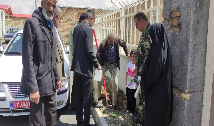 برگزاری پویش درختکاری به مناسبت هفته سلامت در شهرستان آشتیان 