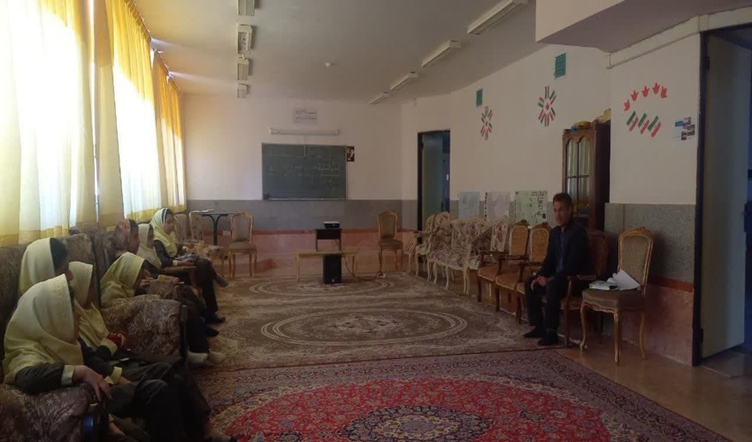 برگزاری دوره آموزشی آشنایی با مفاهیم منابع طبیعی و نحوه کاشت بذر سرو خمره‌ای  در تفرش 