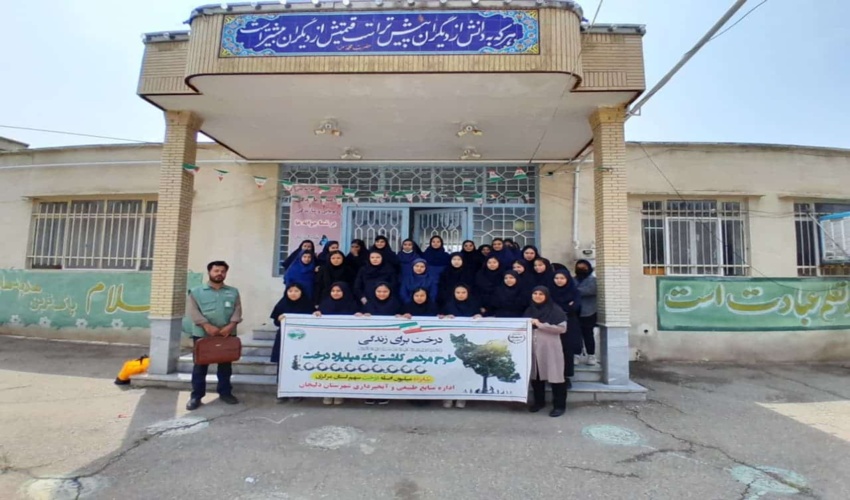 برگزاری دوره آموزشی کاشت بذر سرو خمره ای در دبیرستان طریق الاسلام  شهرستان دلیجان