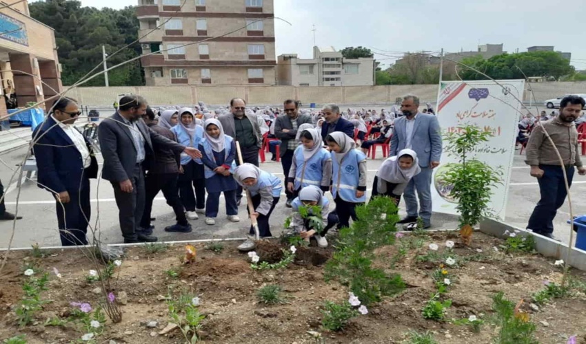 برگزاری مراسم نهال کاری به مناسبت هفته سلامت در مدرسه نجمه شهرستان دلیجان