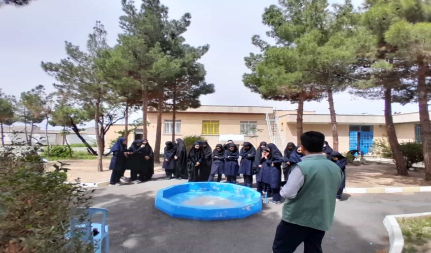 آموزش کاشت بذر سرو خمره ای در دبیرستان معصومی شهر نراق 