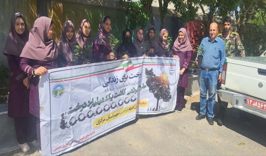 کاشت ۸۰ اصله گل محمدی گلدانی در مدارس دخترانه در خمین