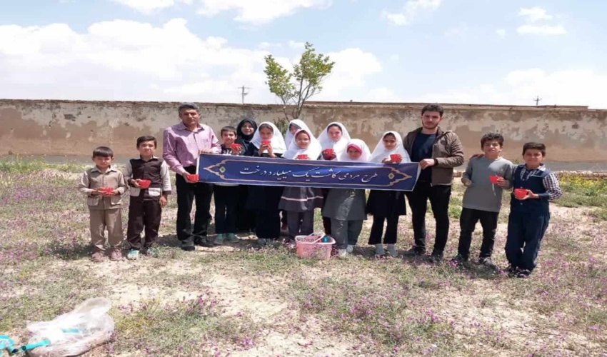 برگزاری دوره آموزشی کاشت بذر سرو خمره ای و همیار طبیعت در شهرستان آشتیان 