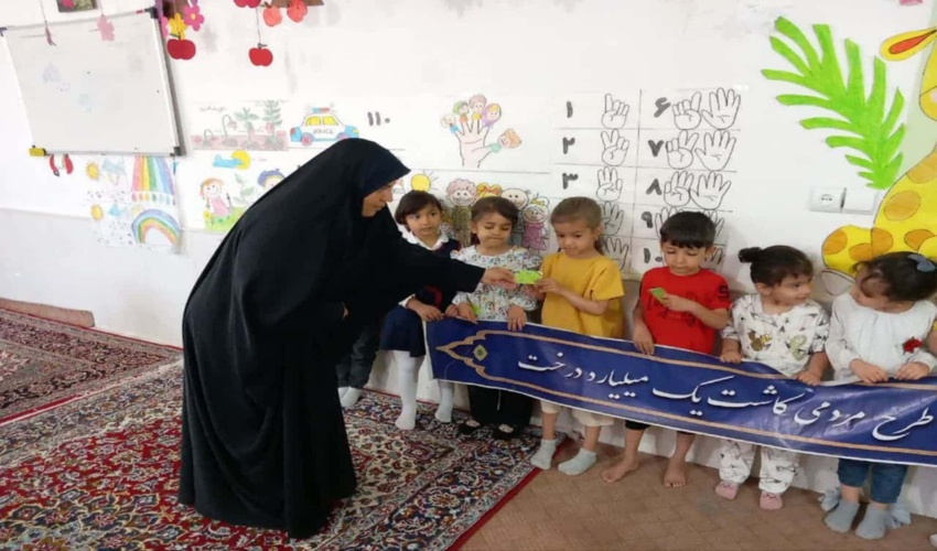 اهدای کارت همیار طبیعت به دانش آموزان پیش دبستانی عطر یاس شهرستان آشتیان