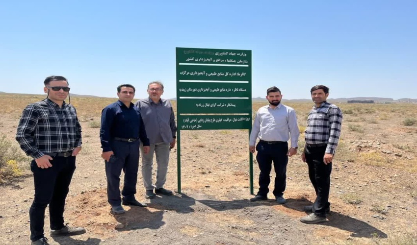 بازدید کارشناسان منابع طبیعی زرندیه از عملیات آبیاری نهال کاری سنواتی در منطقه بیابانی لالکان و حاجی آباد 
