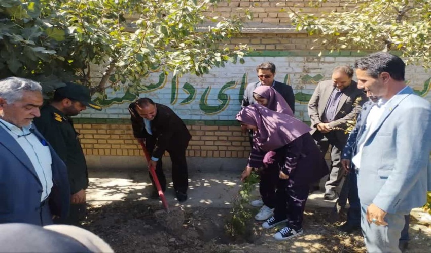 اجرای پویش نهال مهر همزمان با بازگشایی مدارس در خنداب