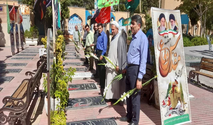آیین غبارروبی و گلباران مزار مطهر شهدا در هفته دفاع مقدس
