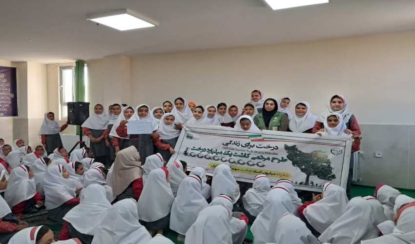 آموزش کاشت نهال در مدرسه ریحانه شهرستان ساوه 