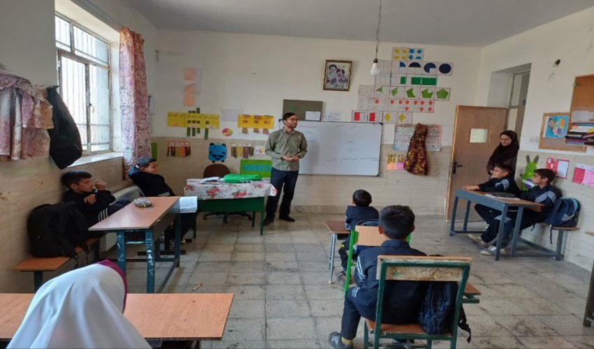 برگزاری دوره آموزشی کاشت بذر سرو خمره‌ای در دبستان بحرالعلوم خنداب