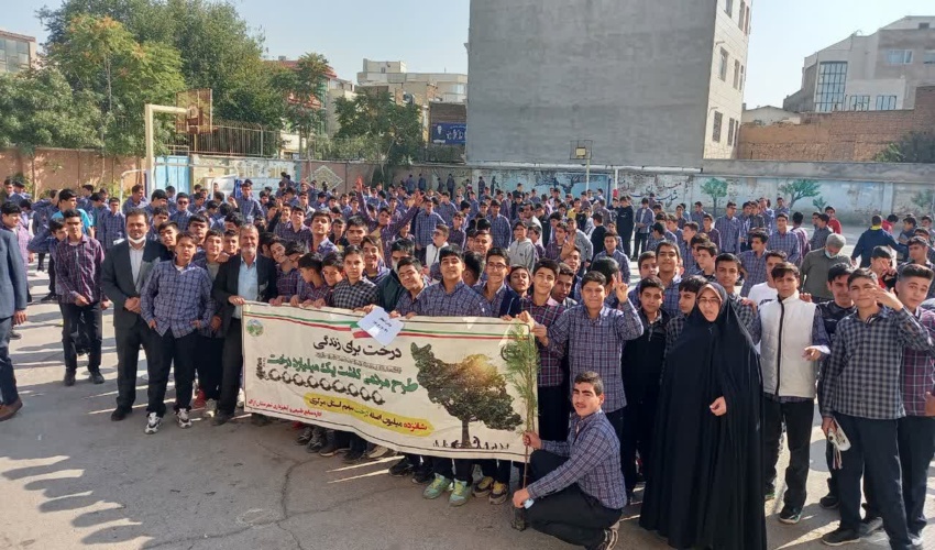 آموزش کاشت بذر و نهال در یکی از مدارس اراک 