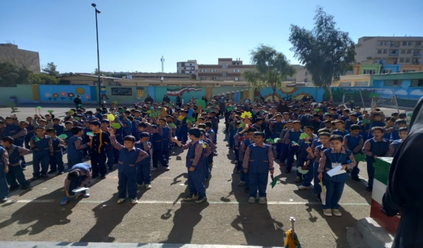 کاشت نهال سنجد در مدرسه 22 بهمن شهرستان ساوه