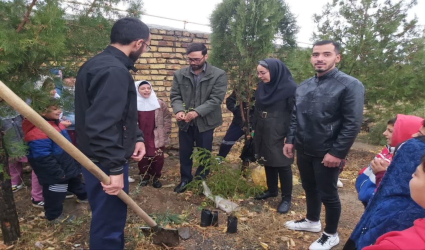 برگزاری دوره آموزشی کاشت بذر سرو خمره‌ای در یکی از مدارس خنداب