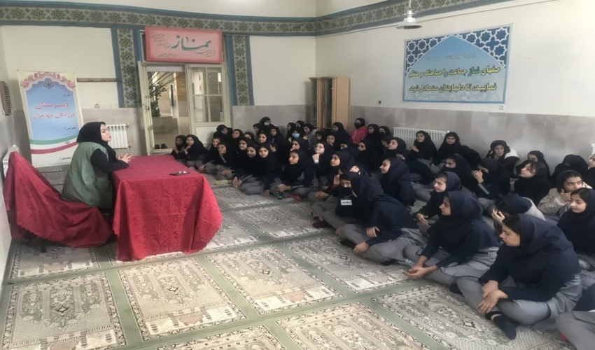 آشنایی دانش آموزان مهاجرانی با طرح همیار طبیعت