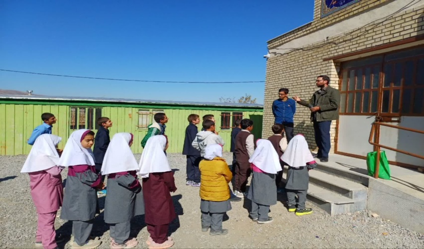 برگزاری دوره آموزشی کاشت بذر سرو خمره‌ای در یکی از مدارس خنداب