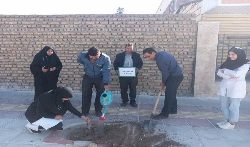غرس نهال در مرکز بهداشت آشتیان