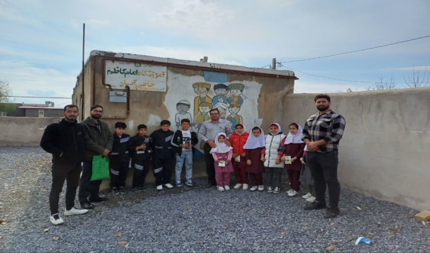 برگزاری دوره آموزشی کاشت بذر سرو خمره‌ای در یکی از مدارس خنداب