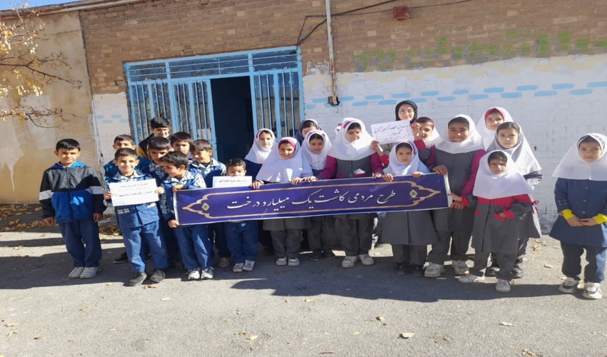 برگزاری دوره آموزشی کاشت بذر سرو خمره‌ای و همیار طبیعت در فراهان