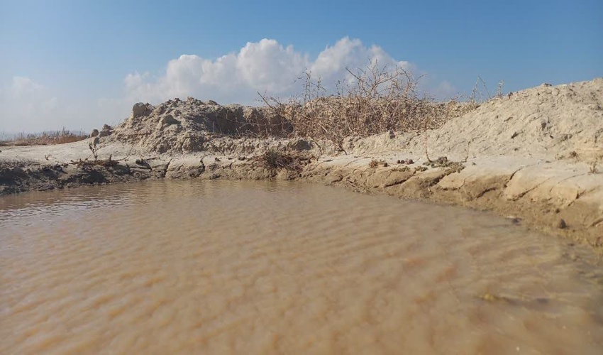 آبگیری هلالی آبگیر در منطقه بیابانی حسین‌آباد کمیجان 