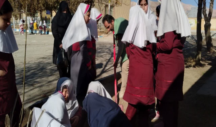 برگزاری دوره آموزشی کاشت بذر و نهال در یکی از مدارس کمیجان
