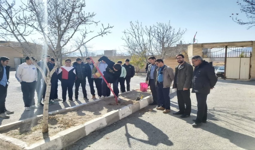 برگزاری دوره آموزشی کاشت بذر سرو خمره‌ای در یکی از هنرستان‌های خنداب