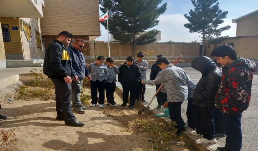 برگزاری دوره آموزشی کاشت بذر سرو خمره‌ای و کاشت نهال در آشتیان