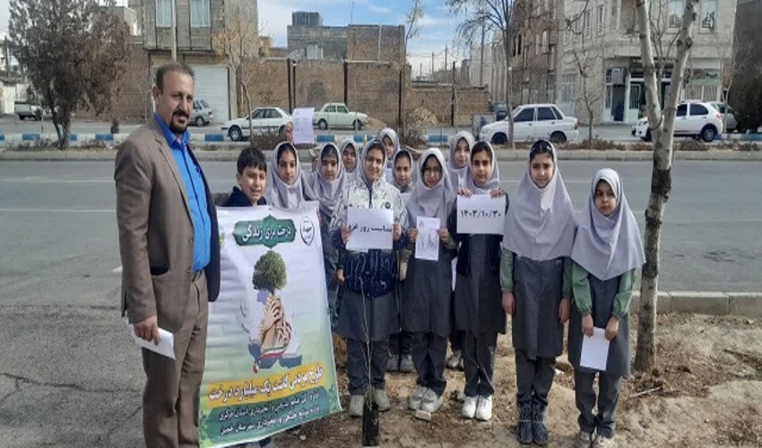 برگزاری دوره آموزشی کاشت بذر و نهال در یکی از مدارس خمین