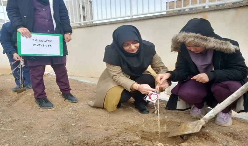 برگزاری پویش نهالکاری به مناسبت روز غزه در یکی از مدارس آشتیان