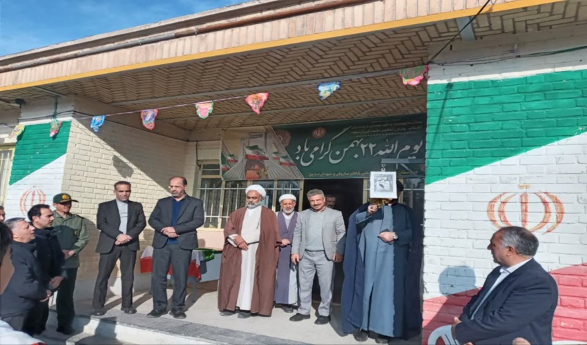 نواختن زنگ انقلاب در یکی از مدارس ساروق