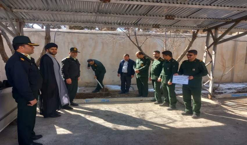 کاشت درخت به مناسبت روز پاسدار در آشتیان