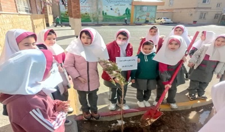برگزاری پویش نهالکاری فجر سبز در یکی از دبستان‌های اراک